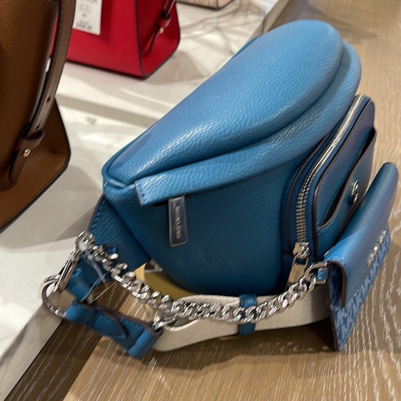 MICHAEL KORS
Maisie Large Pebbled Leather 2-in-1 Sling Pack
Teal
NWT - Picture 3 of 16